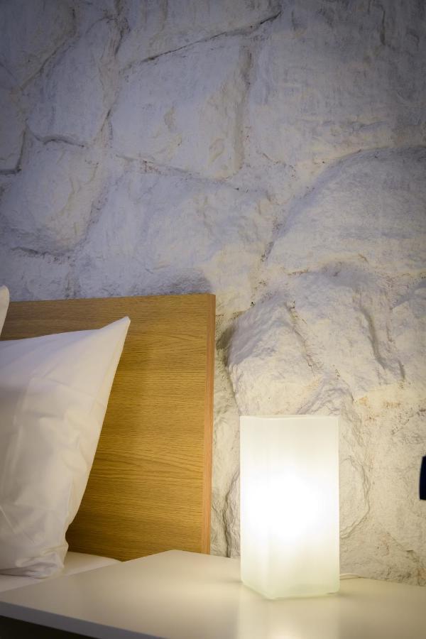 Fully Renovated Underground Flat In Pagrati Apartment เอเธนส์ ภายนอก รูปภาพ
